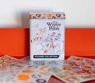 LATA CON 8 PLANCHAS DE STICKERS "WINNIE POOH"